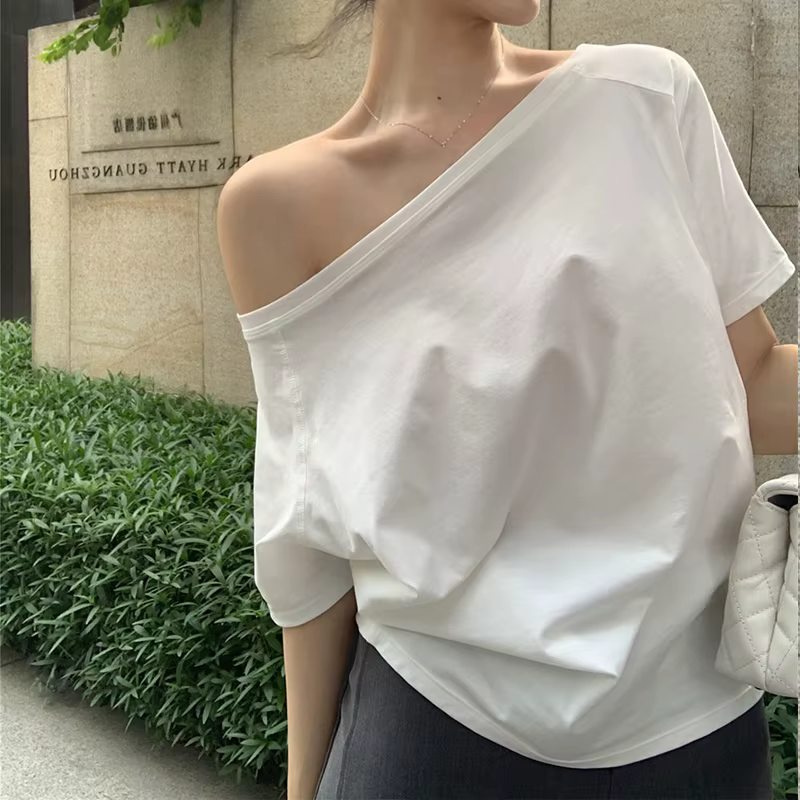 T-shirts à épaules inclinées pour femmes