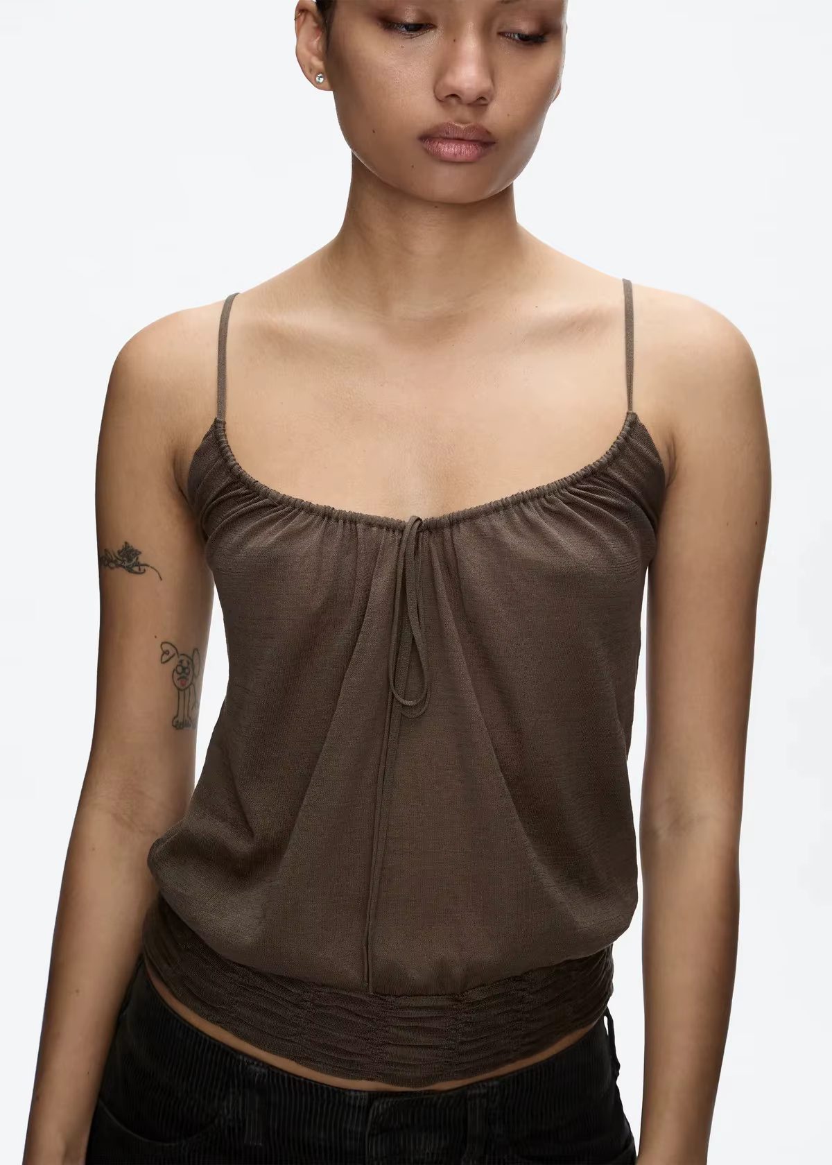 Débardeur beige clair semi-transparent en tricot ultra-fin