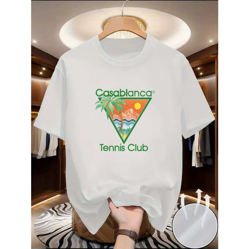 Ce t-shirt décontracté d'été présente un texte vert « Casablanca » et un motif triangulaire comprenant des éléments