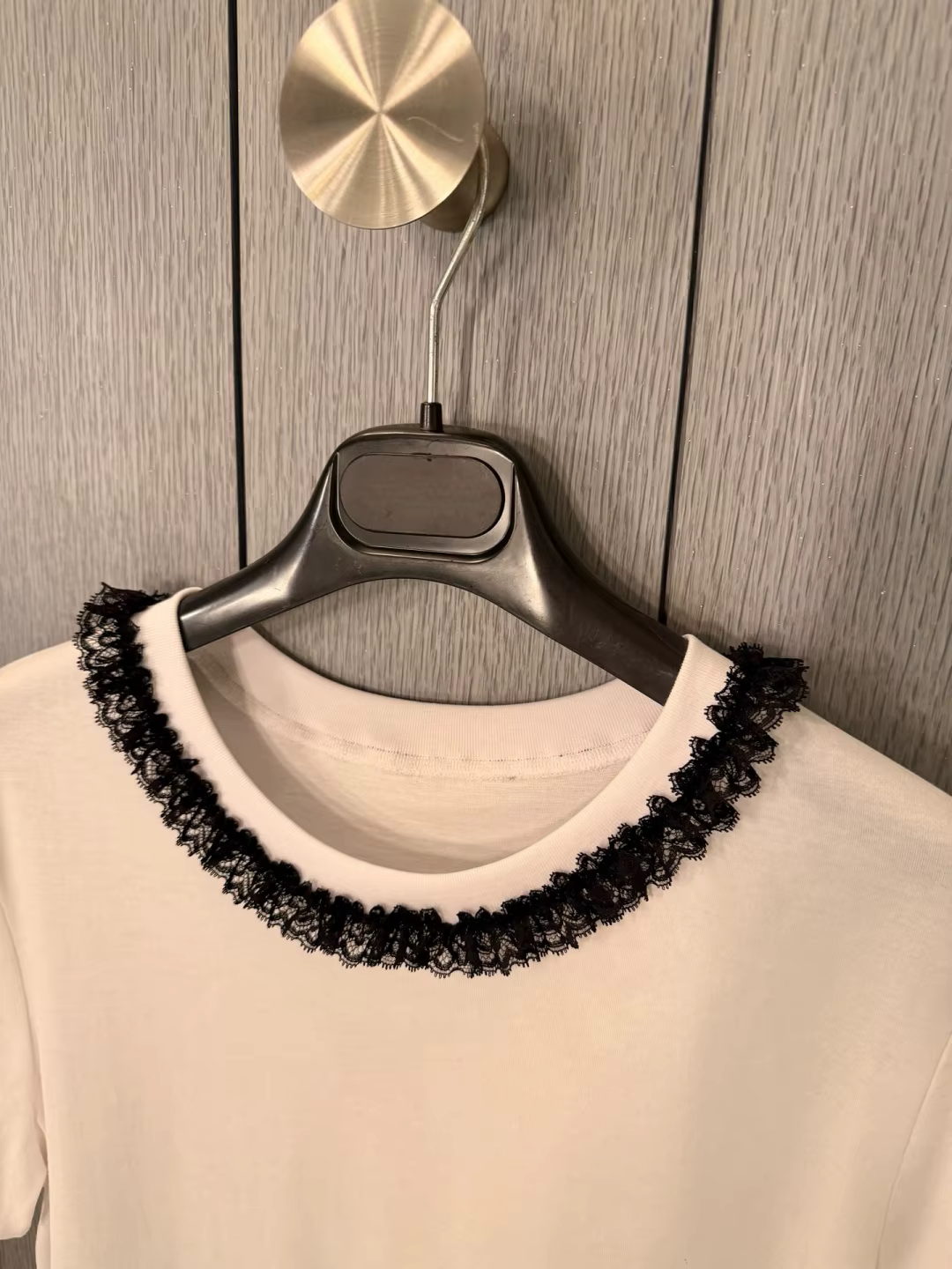 T-shirt élégant pour femme avec col en dentelle brodé – Haut confortable en pur coton doux