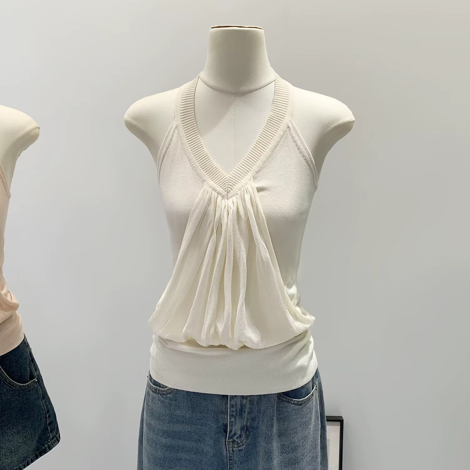 Débardeur rose plissé à col en V pour femme