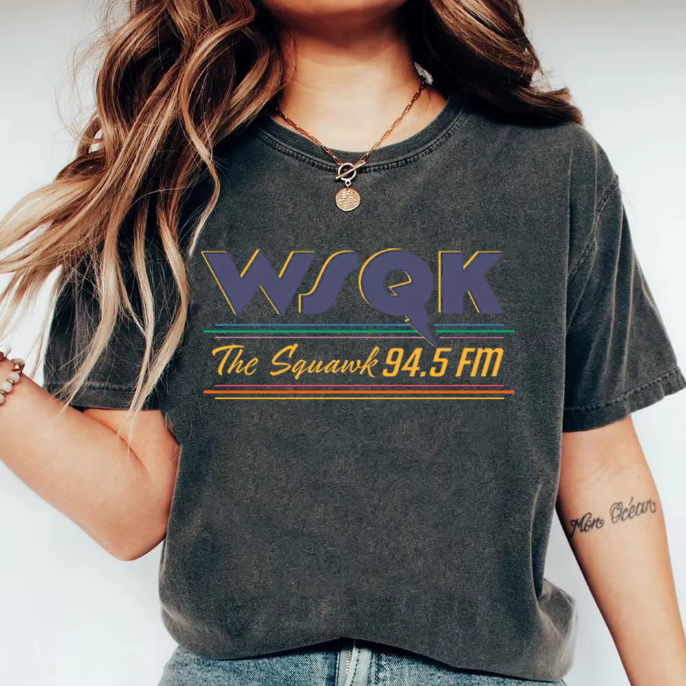 2026 WSQK The Squawk 94.5 FM T-shirt imprimé ST5 émission de télévision inspiré Dustin Henderson