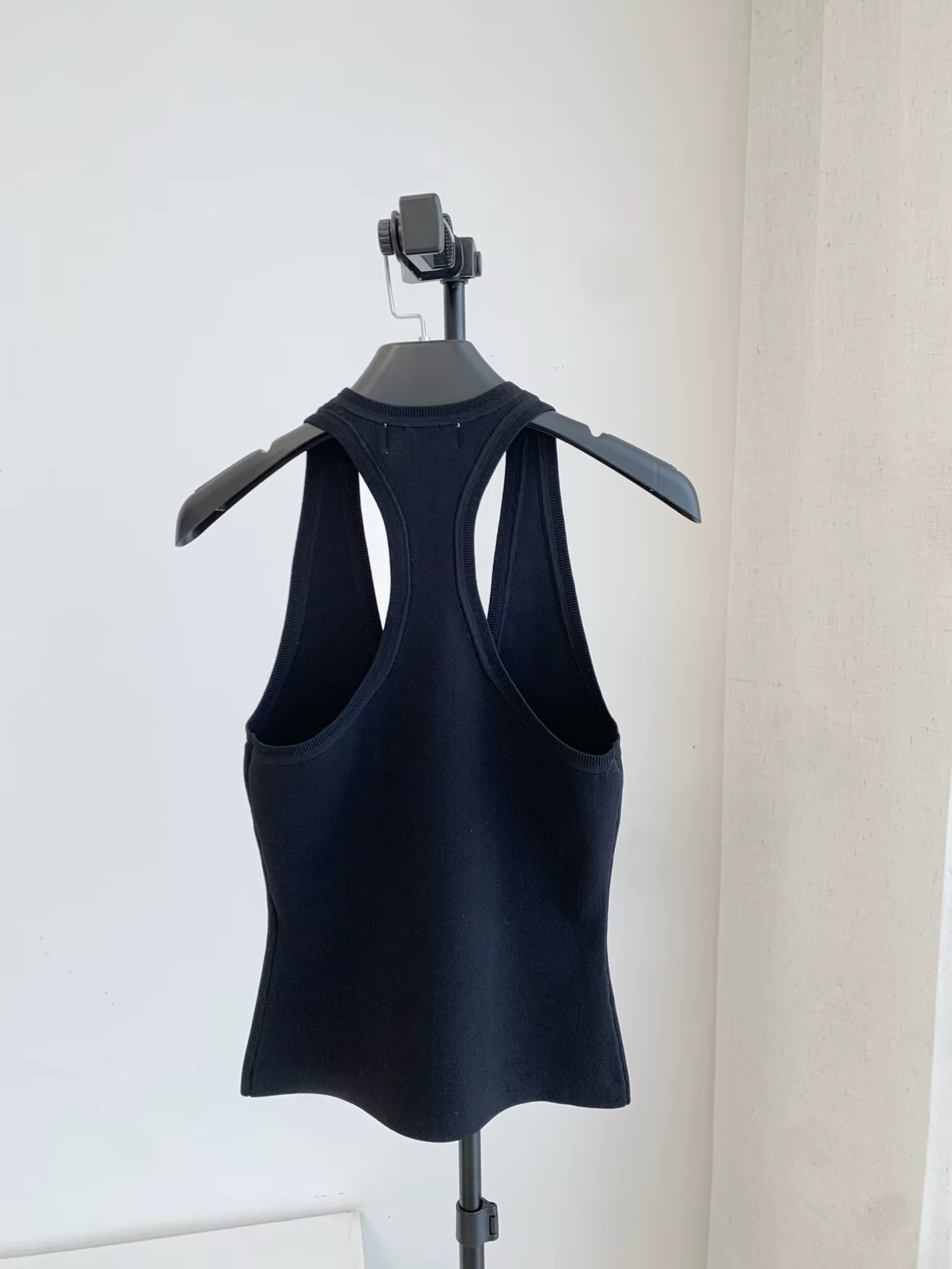 Débardeurs Femme Noirs ou Blancs Été 2026 – Gilet Tricoté Décontracté Slim à Col Halter et Encolure en U Sans Manches