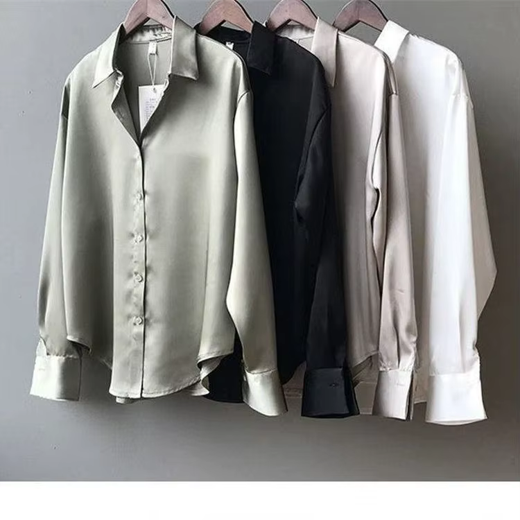 Une chemise blanche pour femme