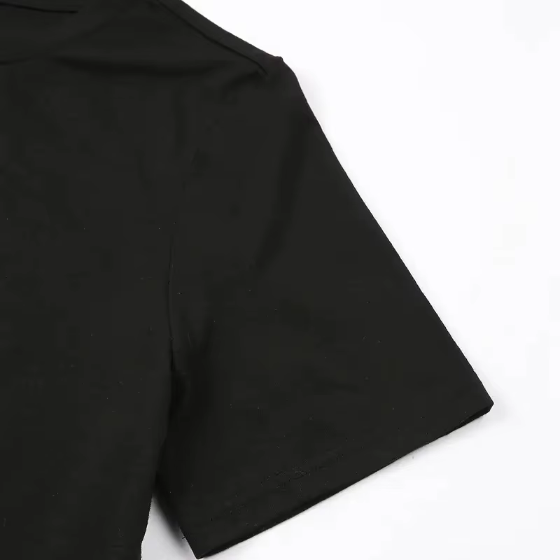 T-shirt noir à imprimé monogramme avec bottes de cowboy et chapeau pour femme
