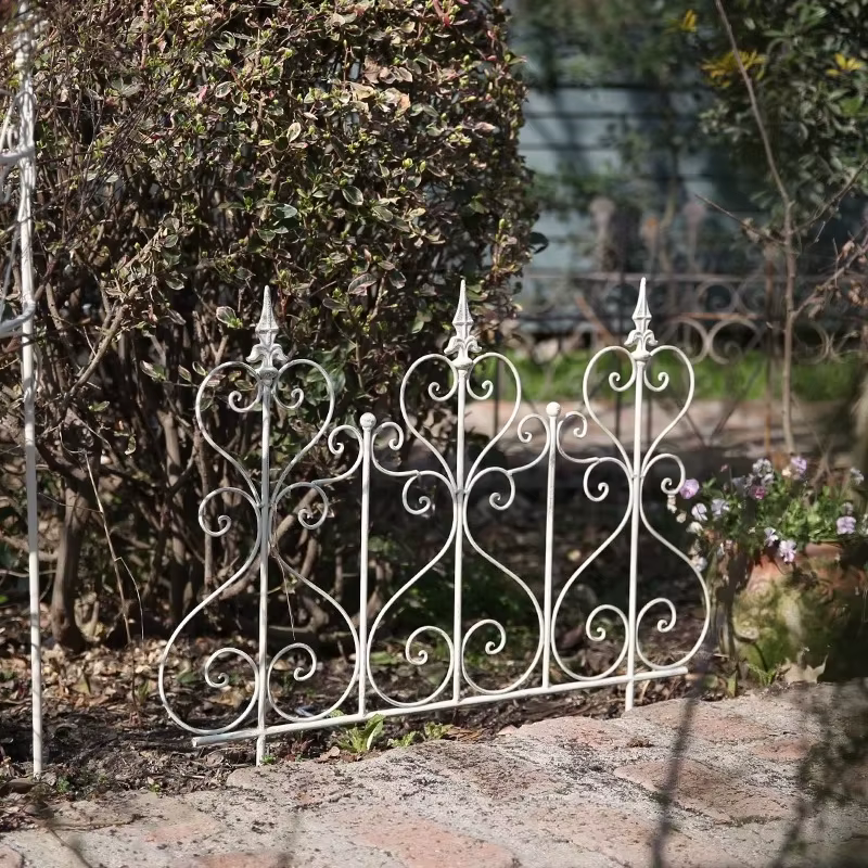 Clôture de jardin en fer blanc
