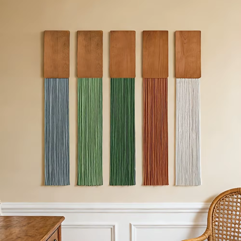 Tapisserie murale en macramé à pompons avec dessus en bois