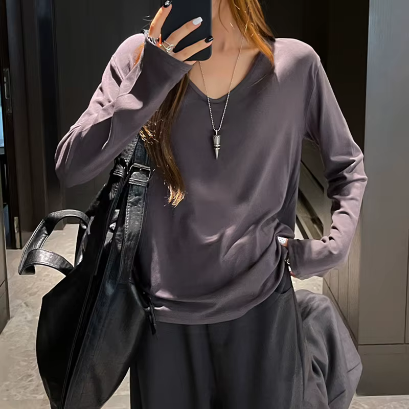 T-shirt gris à col en V et manches longues pour femme