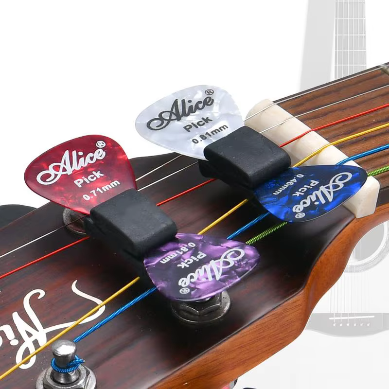 Porte-médiators à clipser avec médiators – S'adapte à la plupart des têtes de guitare pour un accès rapide aux médiators pendant la pratique ou la performance TMZ
