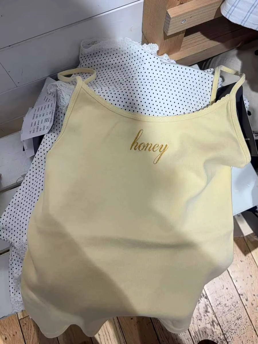 Haut court brodé de lettres jaunes pour femmes, garniture en dentelle, Camisole en coton, Slim, sans manches, vêtements doux et mignons, Style Preppy, débardeurs Y2K