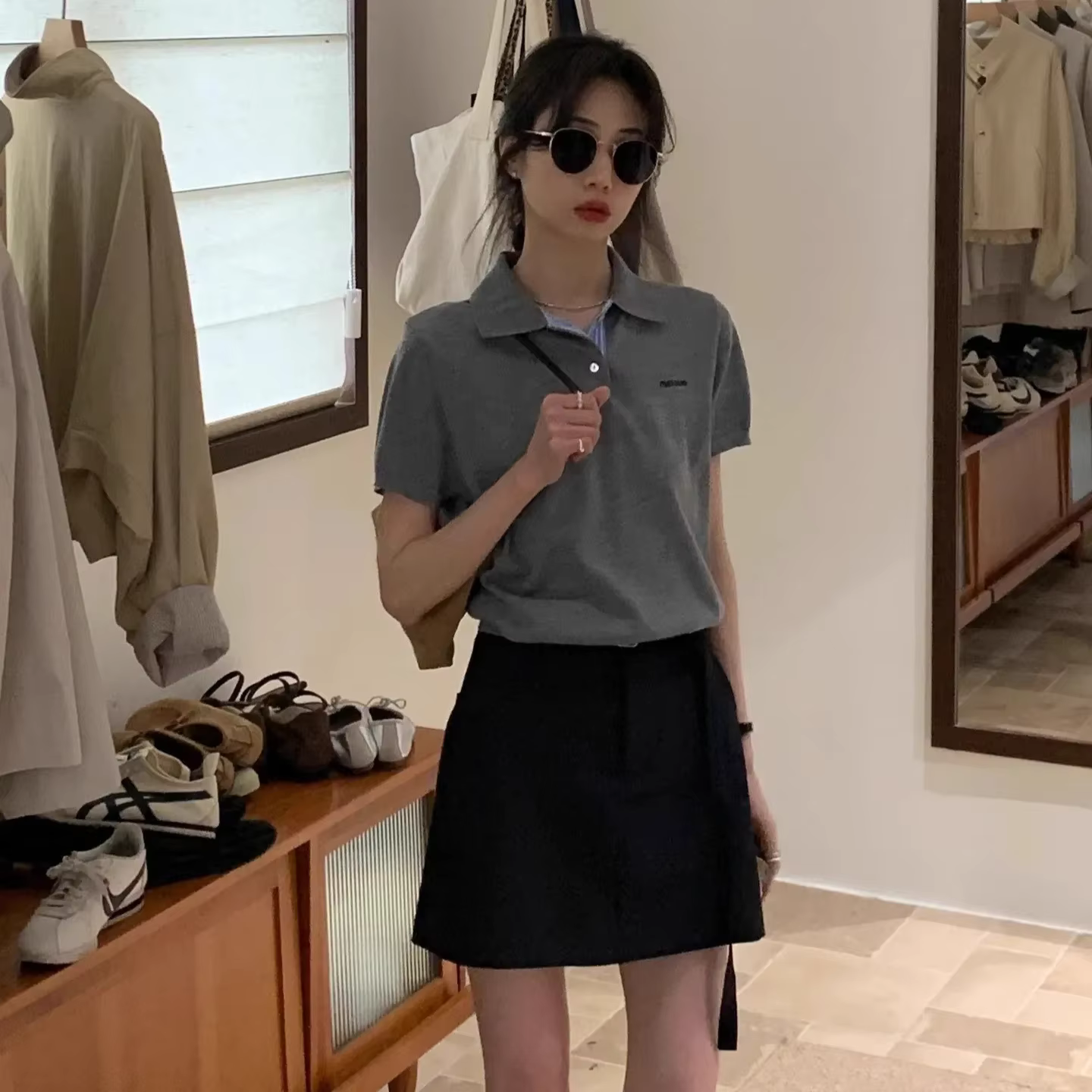 T-shirt gris à col polo tricoté à manches courtes pour femme