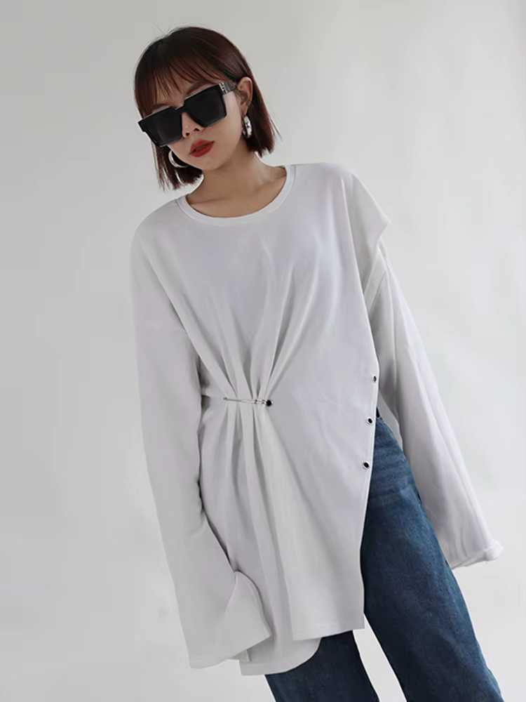 [EAM] femmes noir fente latérale irrégulière grande taille T-shirt nouveau col rond à manches longues mode marée printemps automne 2026 1DE8803