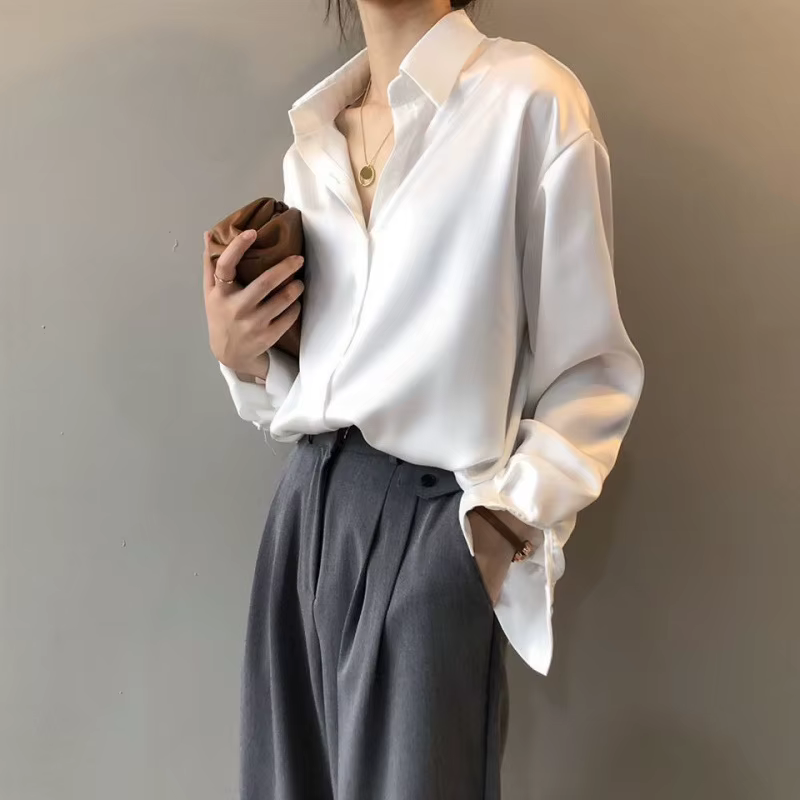 Une chemise blanche pour femme