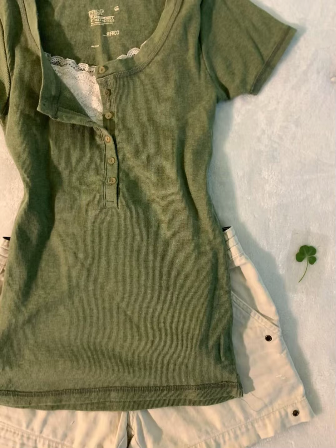 T-shirt vert olive punk pour femme