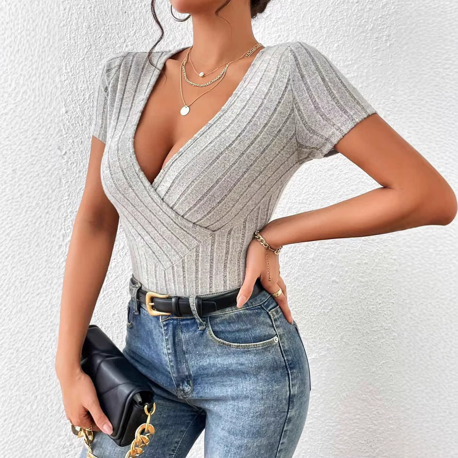 T-shirt élégant pour femme à col en V et manches courtes