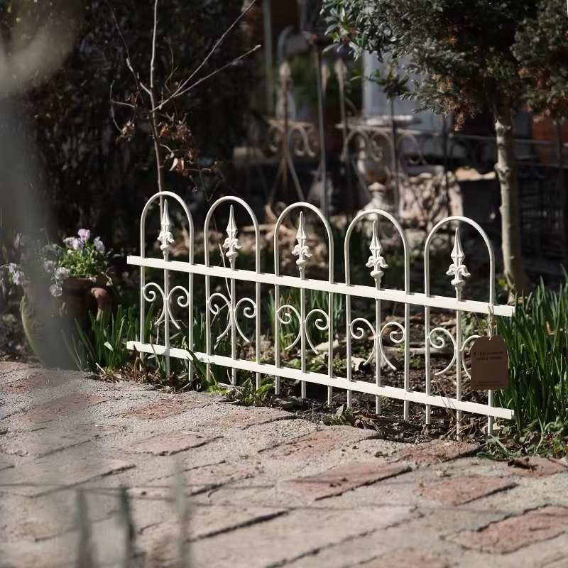 Clôture de jardin en fer blanc