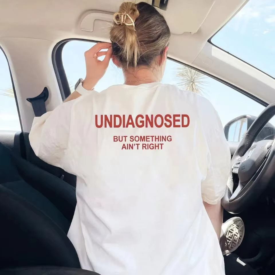 T-shirt « Undiagnosed But Something Ain't Right »
