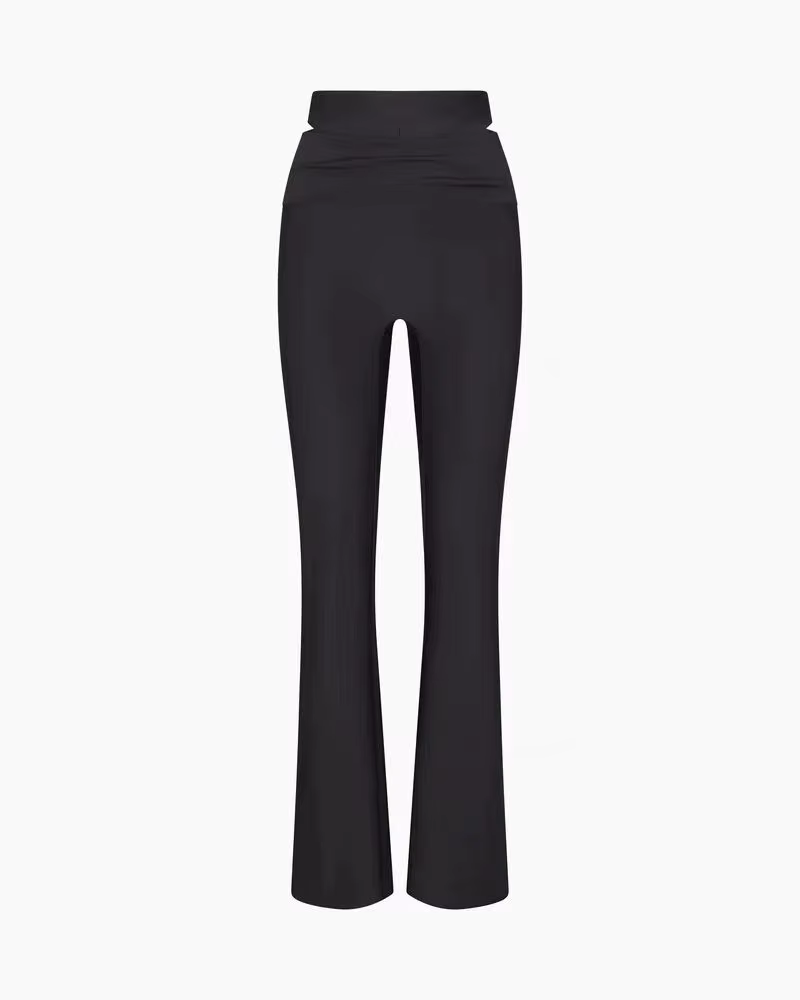 Top halter à coupe diagonale identique à celui de Kylie