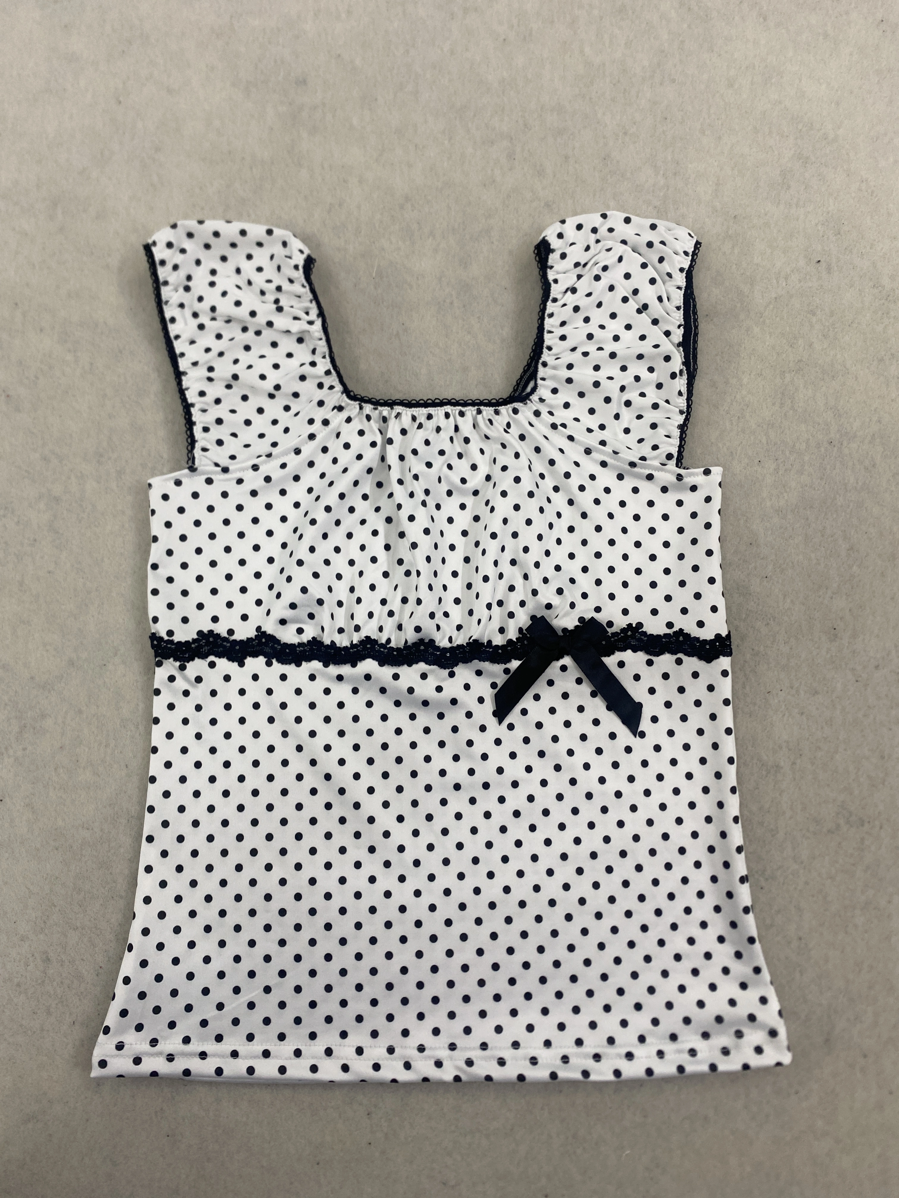 Débardeur blanc à pois à col carré pour femme avec bordure en dentelle marine et manches à volants