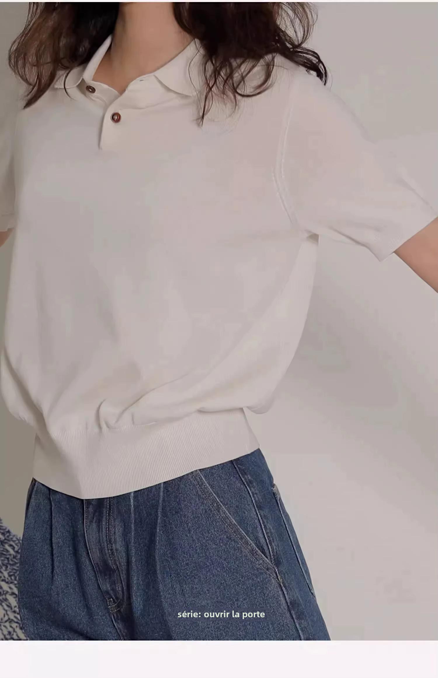 Polo tricoté en soie glacée bleue pour femmes