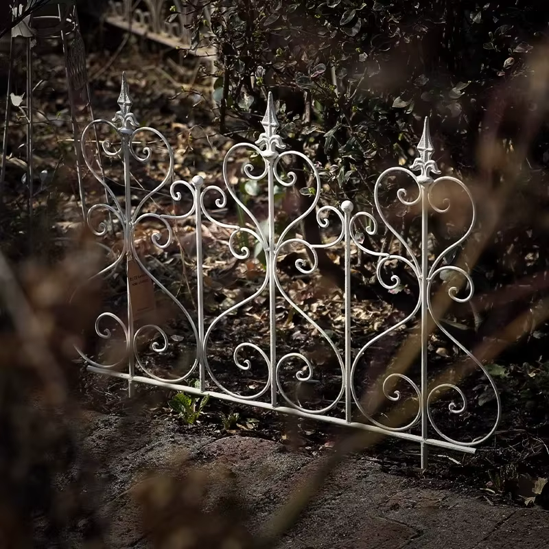 Clôture de jardin en fer blanc