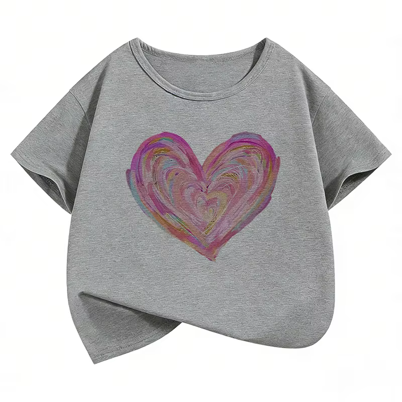 T-shirts amusants imprimés avec un design artistique en forme de cœur coloré