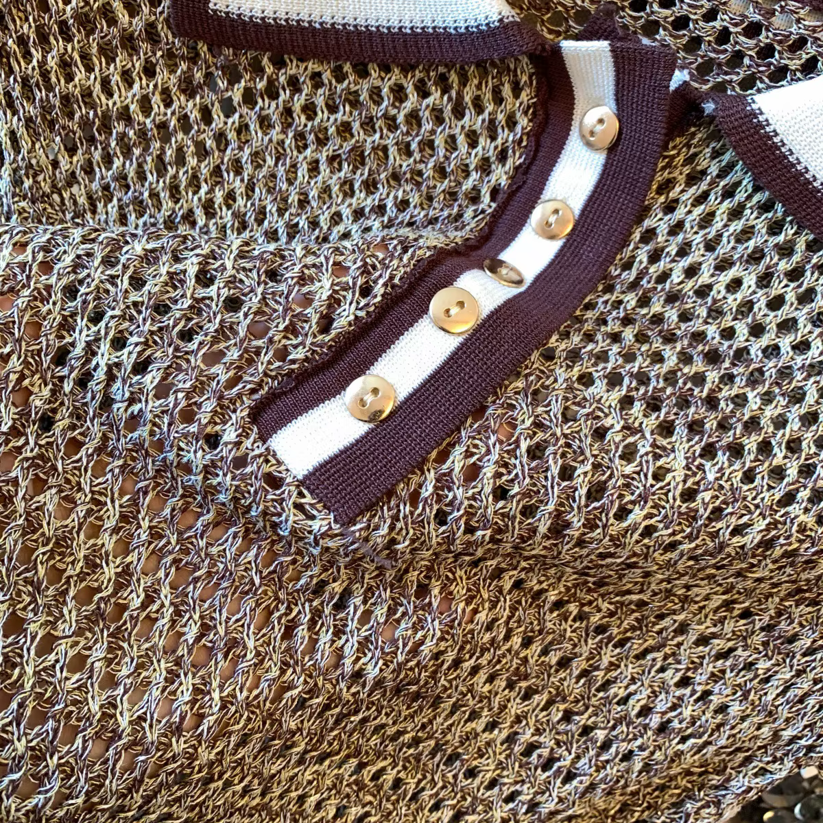 Haut élégant en maille ajourée à manches courtes et col polo pour femme – Design