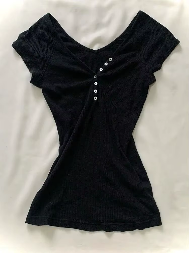 T-shirt noir à col en v pour femmes