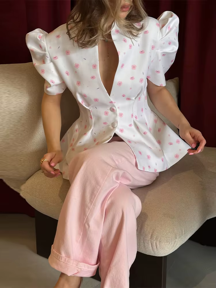 Blouse élégante à manches bouffantes florales et basque
