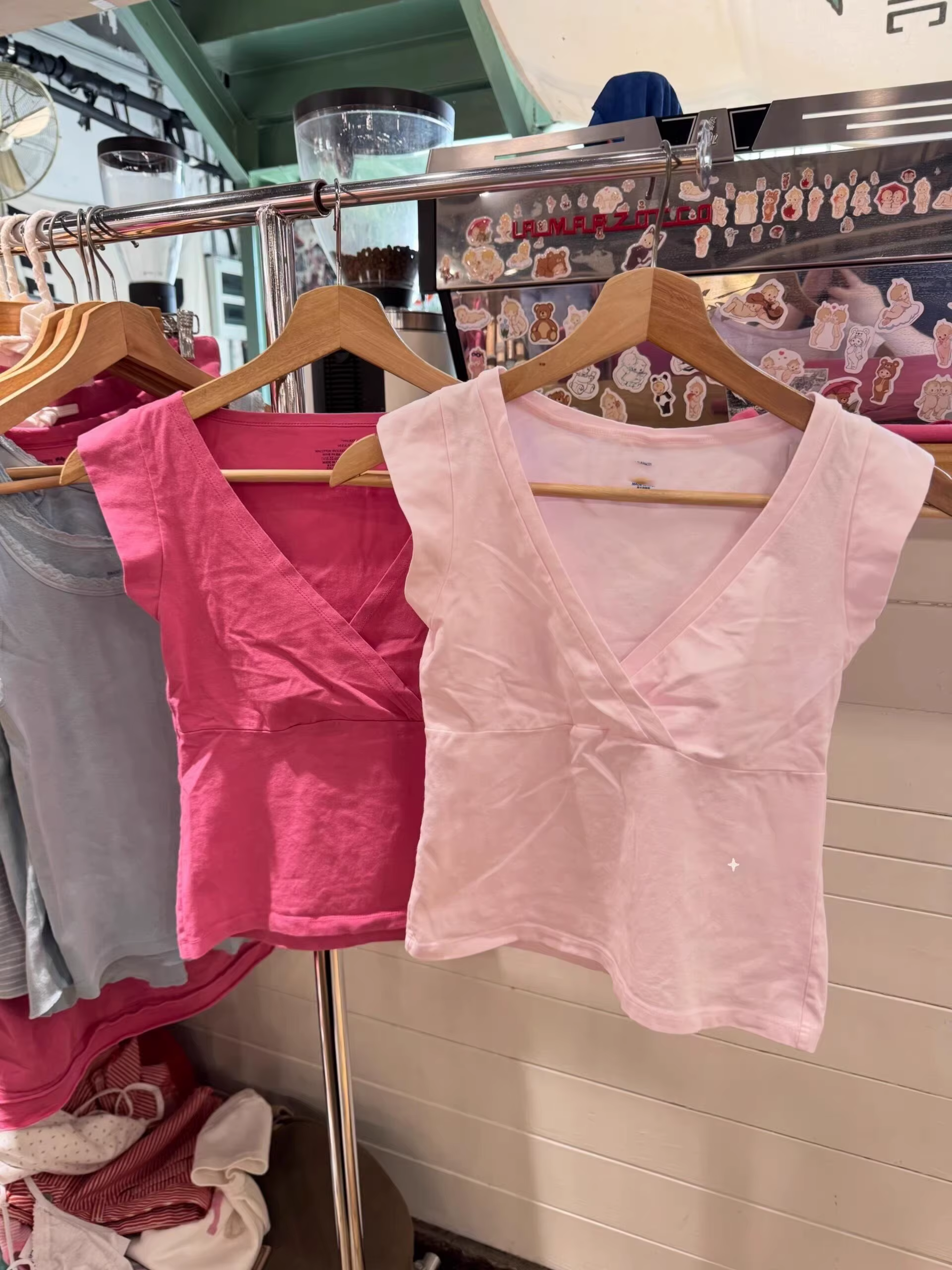 T-shirts roses à col en V sans manches pour femmes