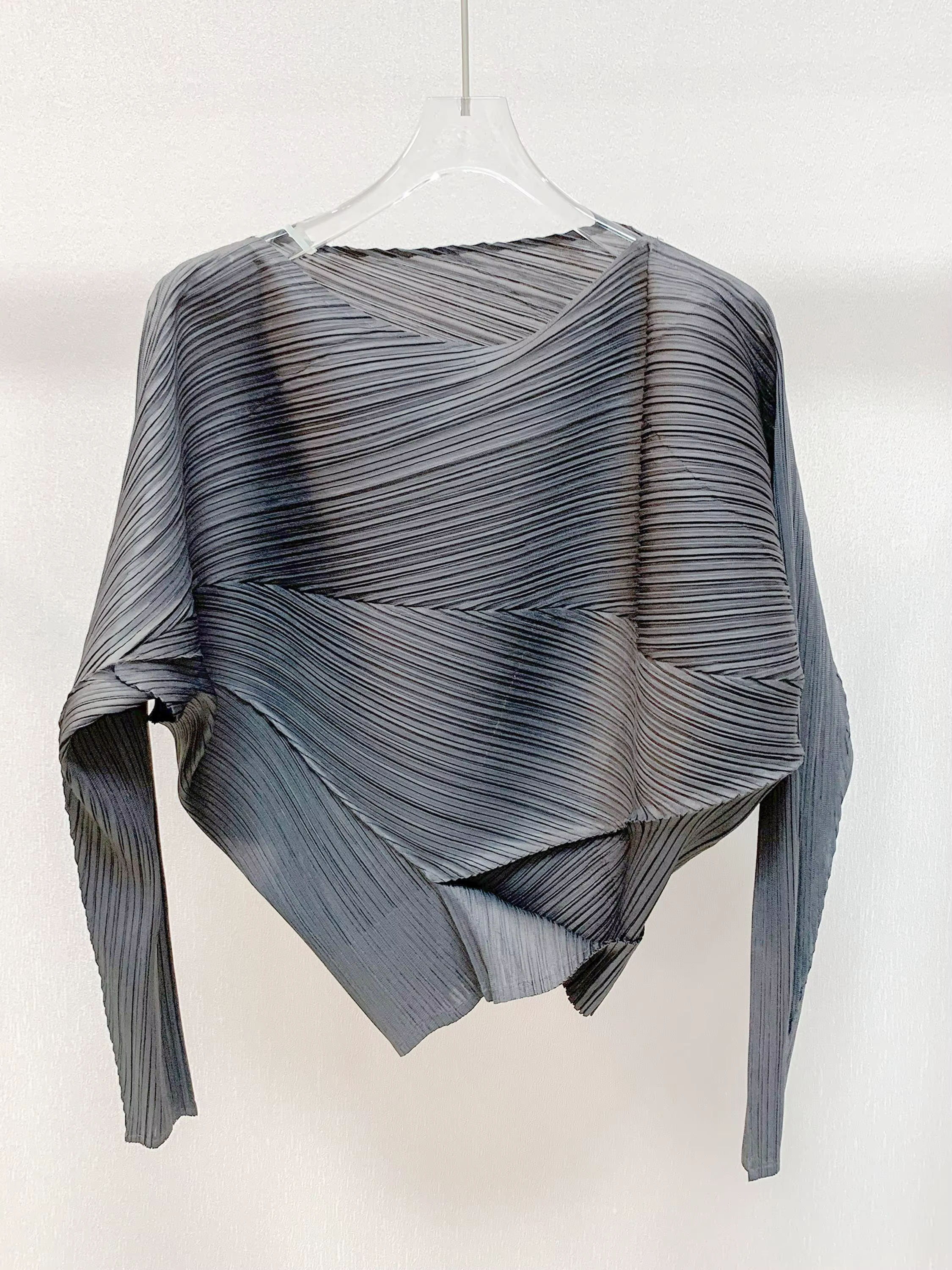 Miyake T-shirt de couleur unie 2025 printemps ouvert nouveau polyvalent mince forme hauts plissés chemise Design