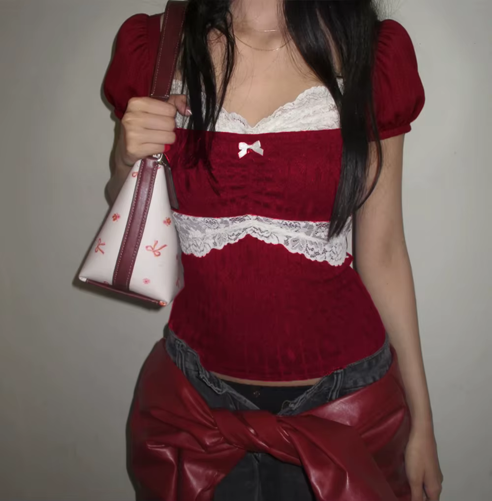 T-shirt Coquette en dentelle patchwork d'été