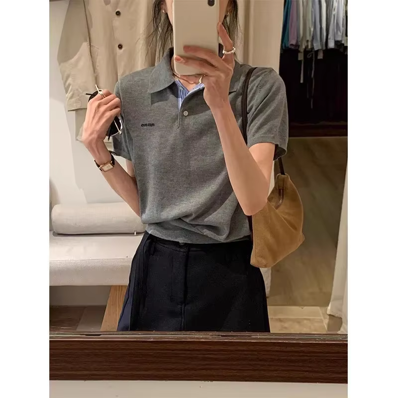 T-shirt gris à col polo tricoté à manches courtes pour femme