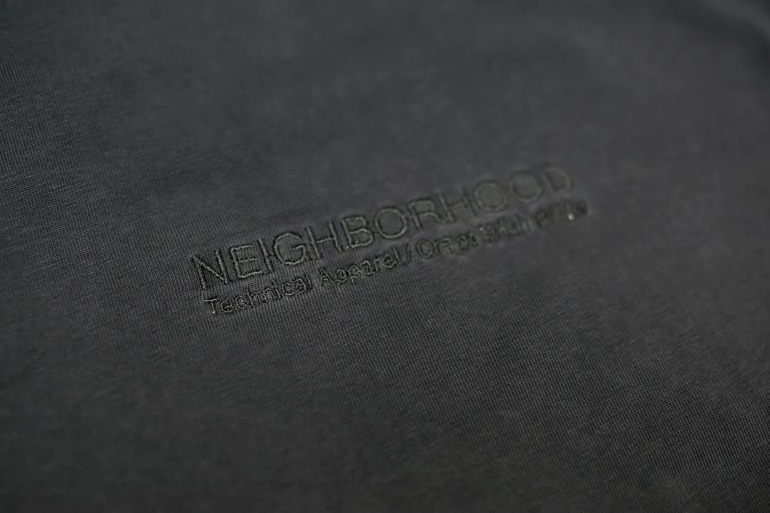 T-shirt ample à manches courtes avec étiquette brodée sur la poitrine NBHD