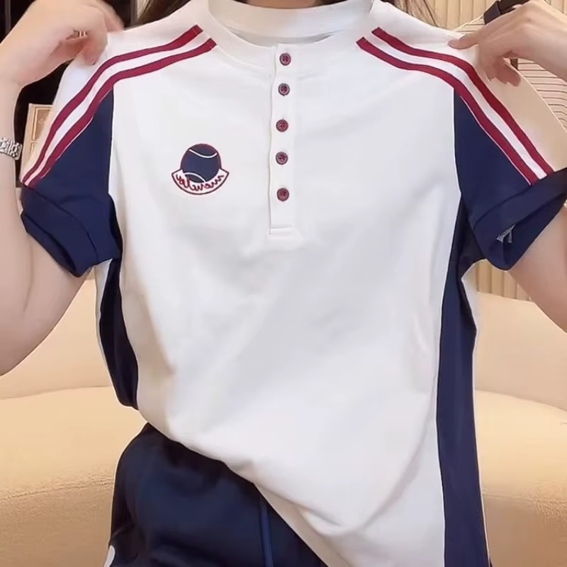 T-shirt de tennis preppy pour femme
