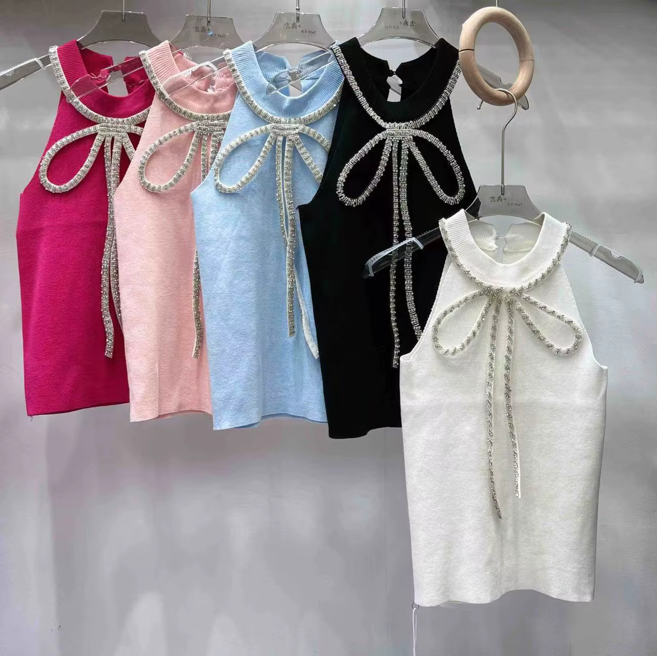 Top en maille sans manches à nœud papillon en diamants de luxe
