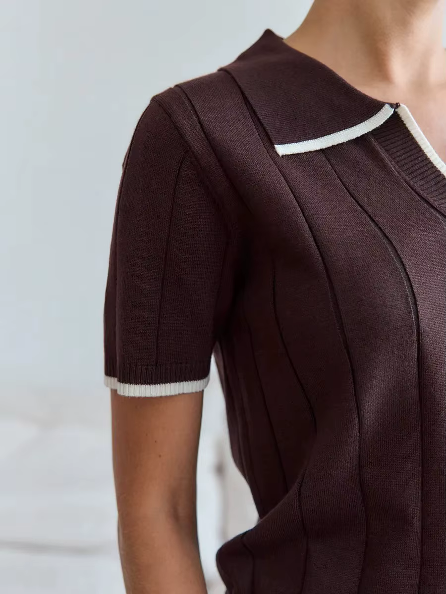 Polo en tricot marron à bordure blanche contrastante pour femme