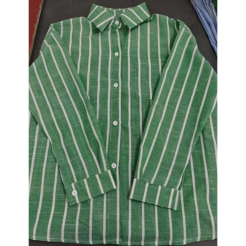 Chemise rayée à col polo ample pour femme