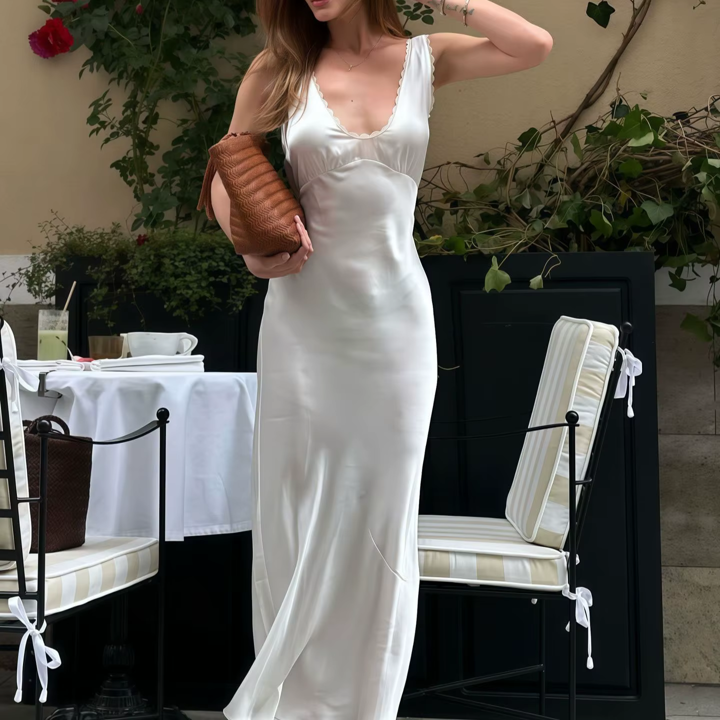 Robe sans manches simple avec dentelle et design super féerique 2026