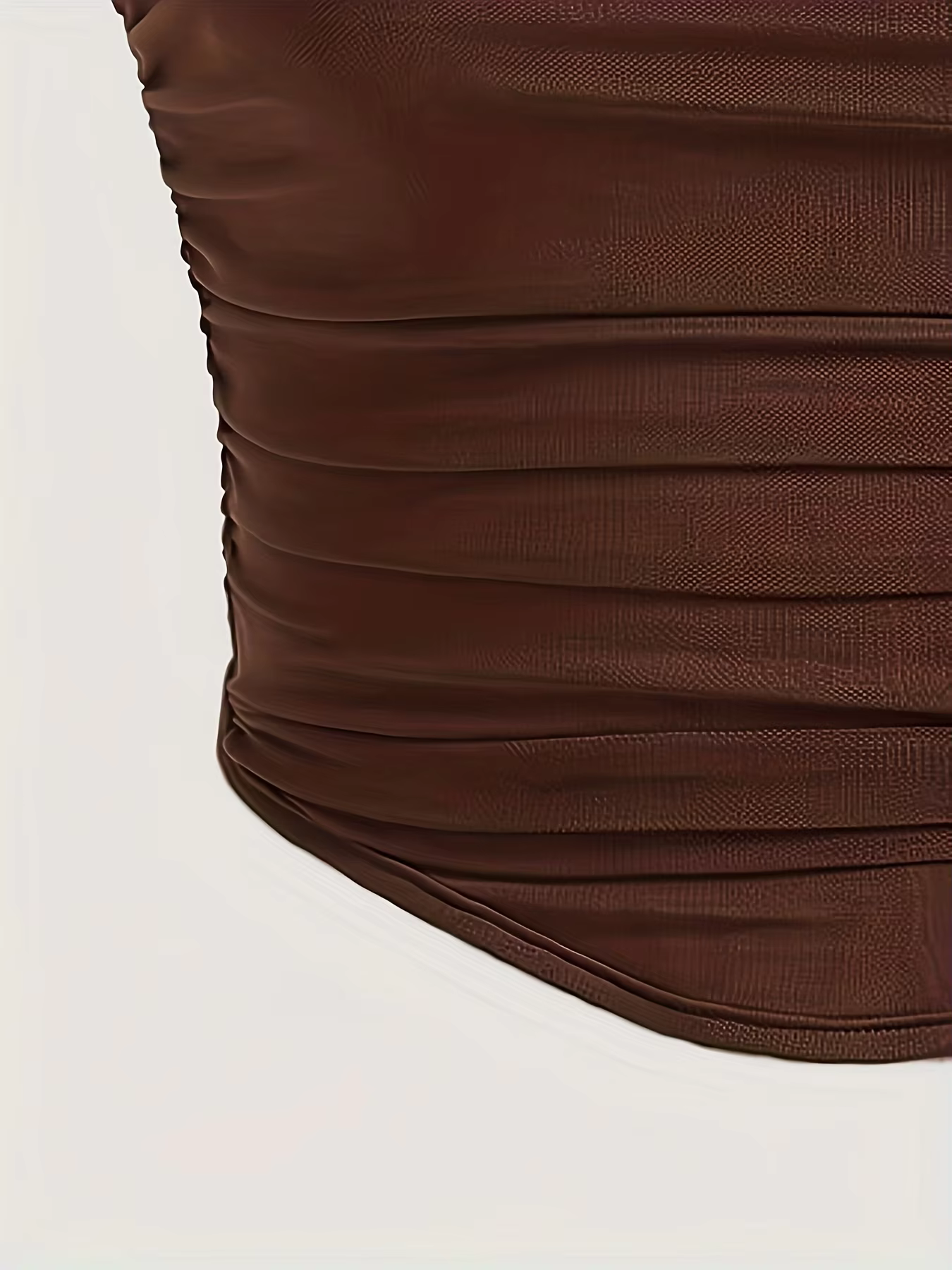 Un haut licou marron, élégant et noble