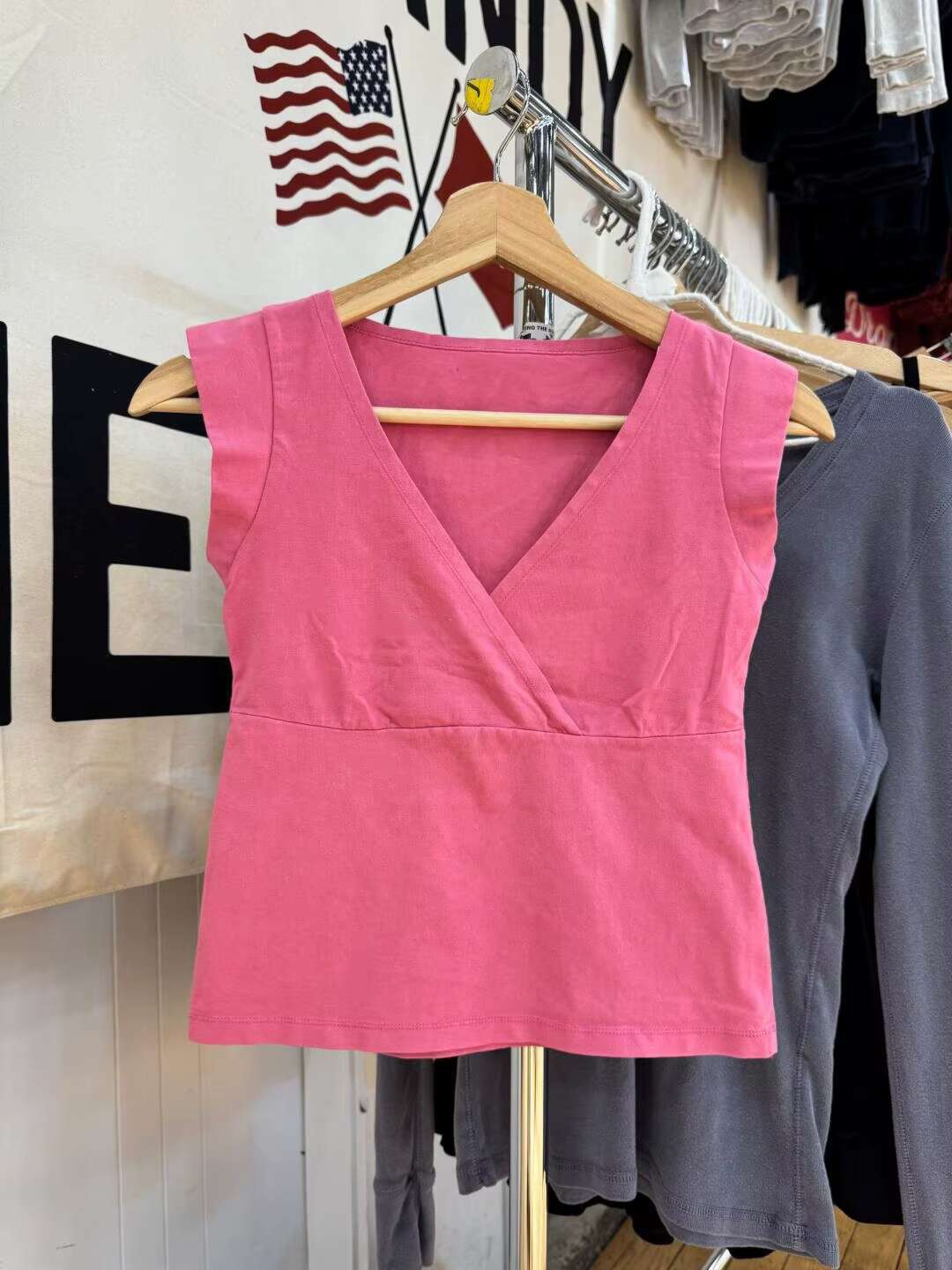 T-shirts roses à col en V sans manches pour femmes