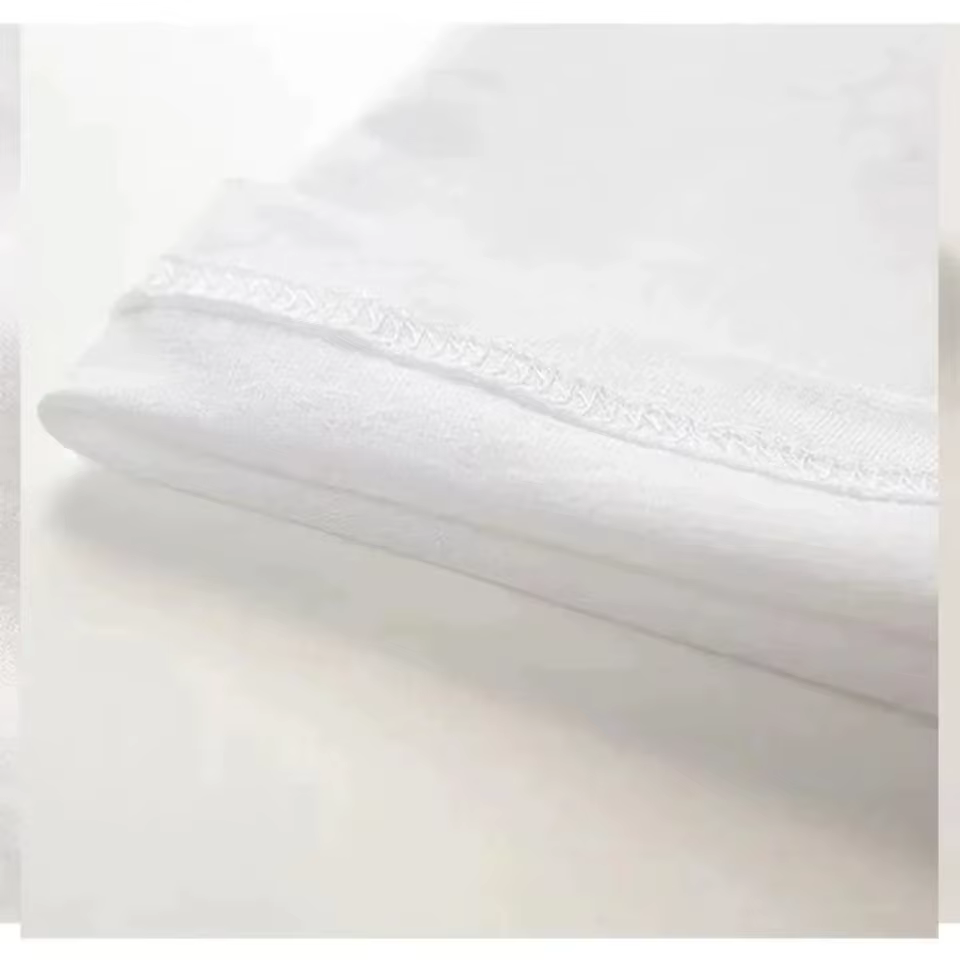En été 2026, aucun t-shirt à manches courtes pour hommes et femmes ne sera aussi tendance que celui-ci.