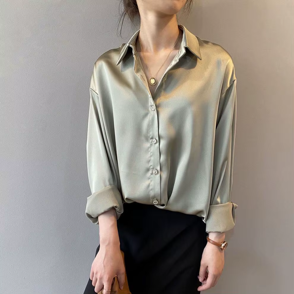 Une chemise blanche pour femme