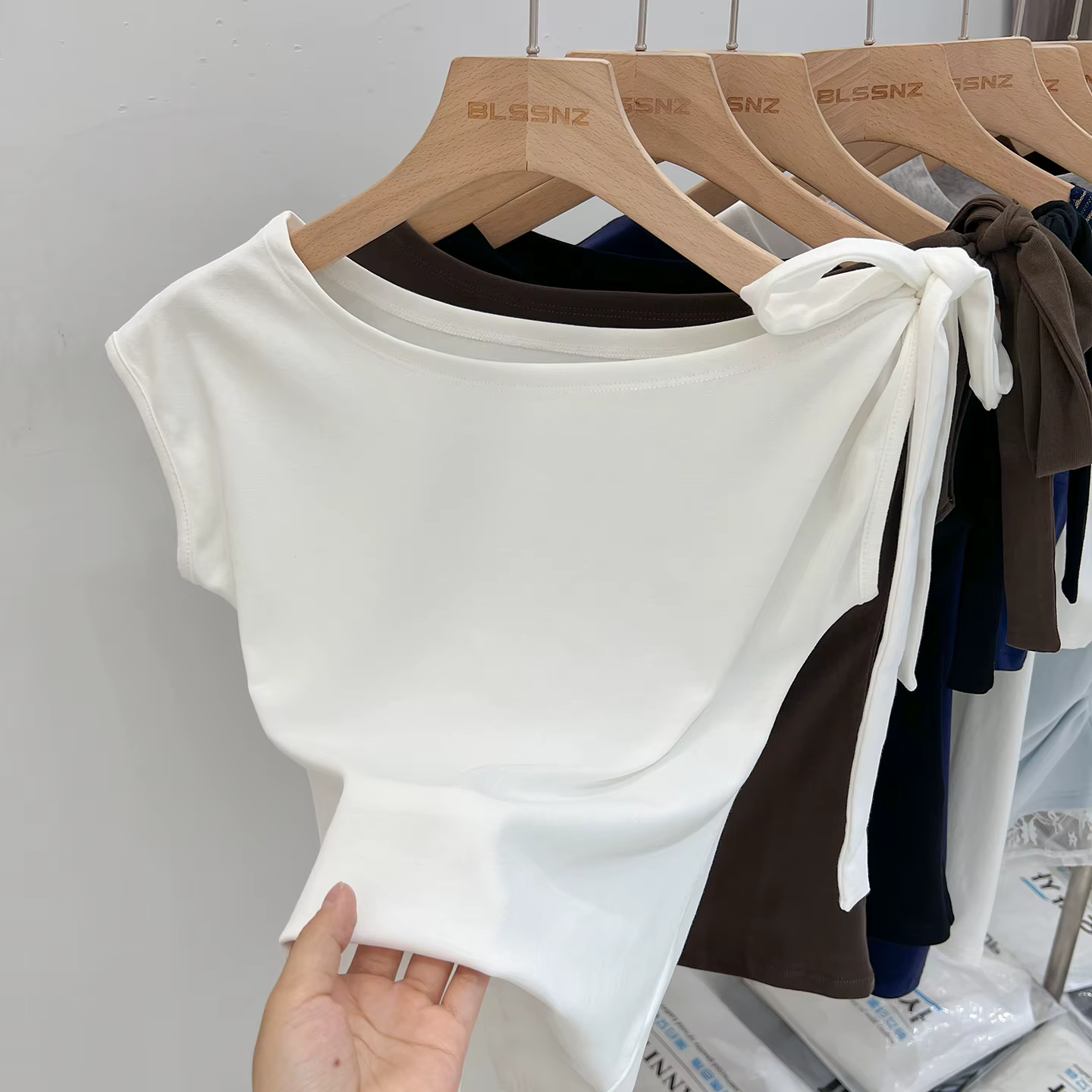 Nouveau T-shirt blanc à manches courtes pour femme, été 2026, avec détail nœud sexy, hauts décontractés et polyvalents pour femme, style coréen, couleur unie