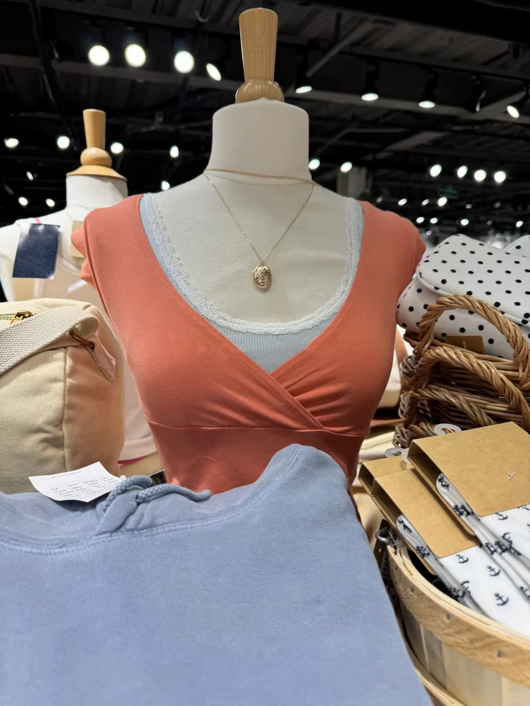 T-shirts sans manches à col en V orange pour femmes