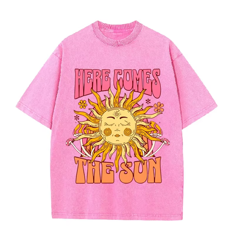 T-shirt vintage noir « Here Comes The Sun » rétro psychédélique effet délavé soleil