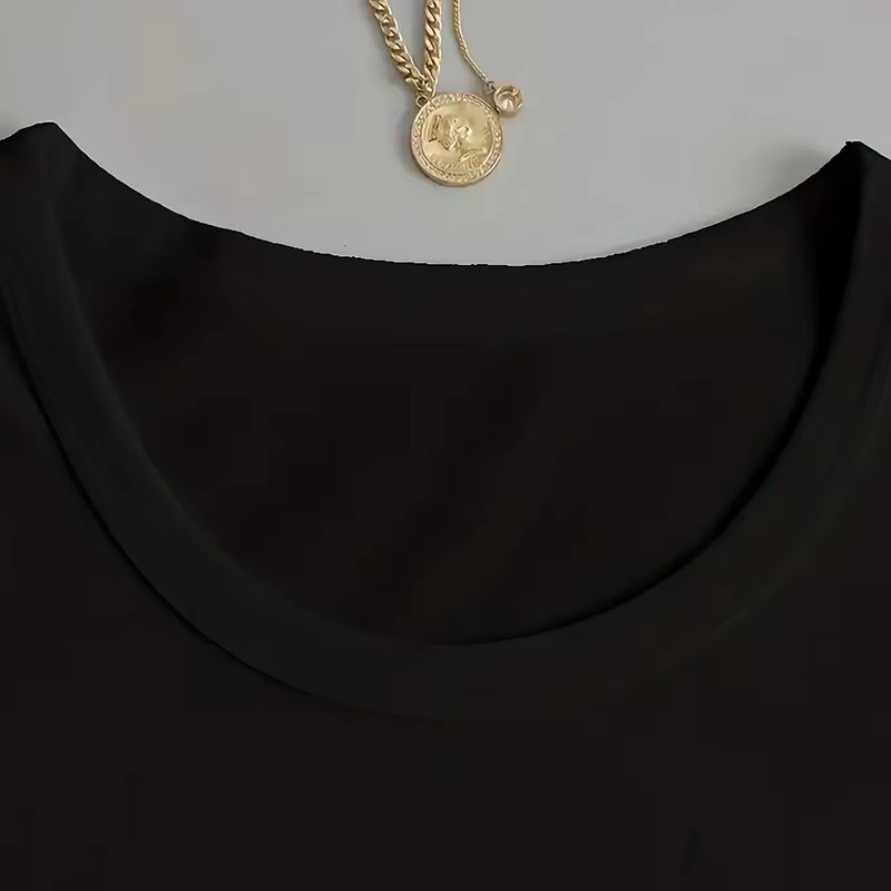 T-shirt noir à imprimé monogramme avec bottes de cowboy et chapeau pour femme