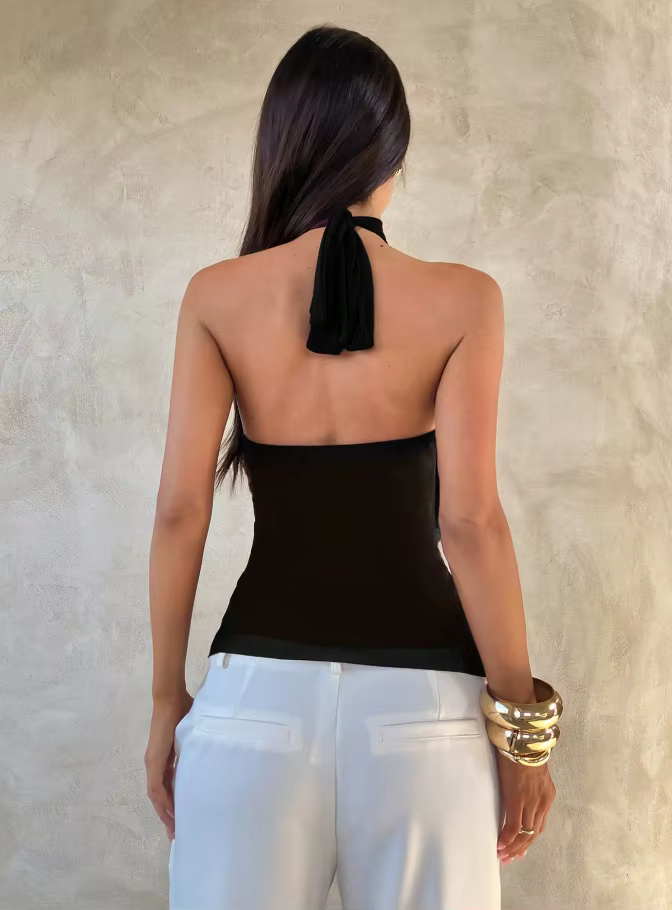 Rehaussez votre style avec nos tops chic à bretelles en noir