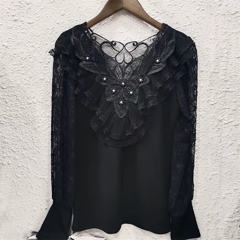 T-shirt fin à manches courtes avec coutures florales à volants en dentelle
