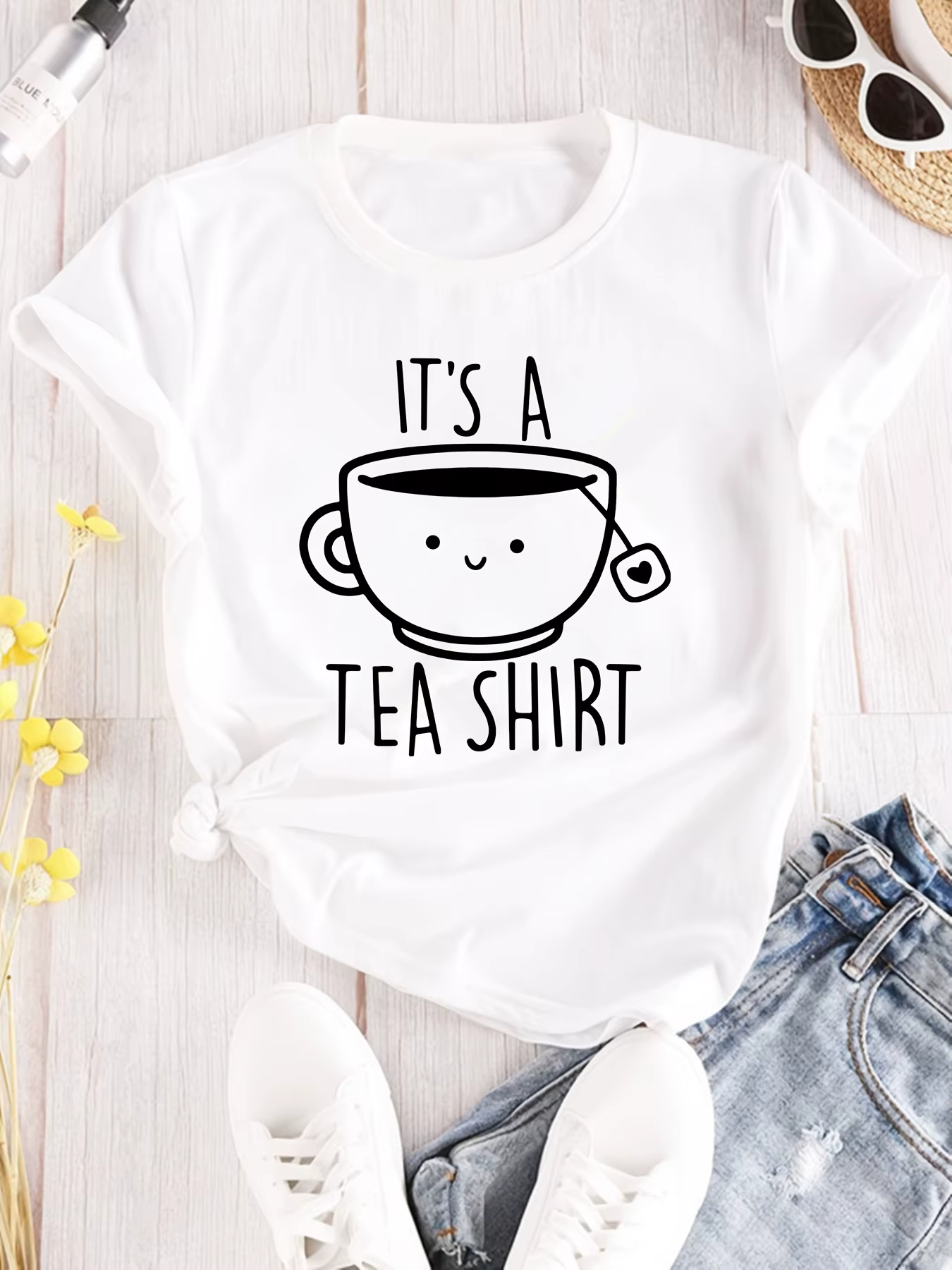 T-shirt pour femme avec impression de l'alphabet « It's A Tea Shirt »